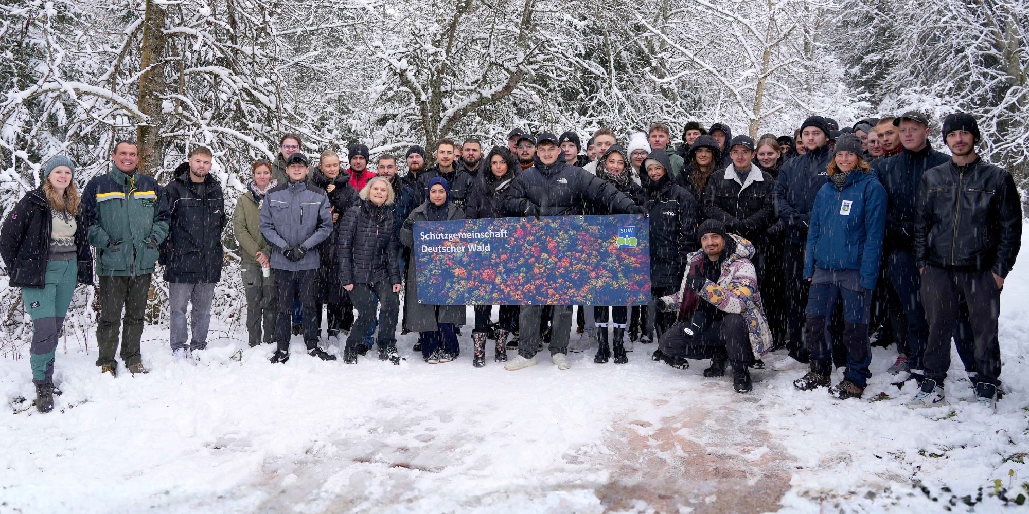 Gemeinschaftsprojekt: Azubis aus bhg, ahg und der Alphartis pflanzen gemeinsam Bäume.